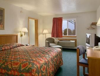 Super 8 By Wyndham Springfield East Hotel Room photo