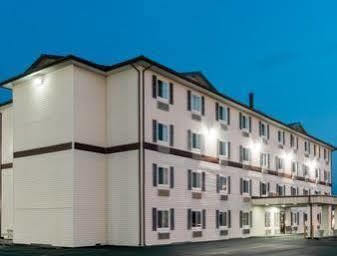 Super 8 By Wyndham Springfield East Hotel Exterior photo